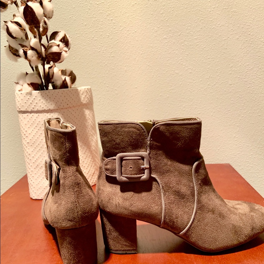 Suede olive green short boots with heel